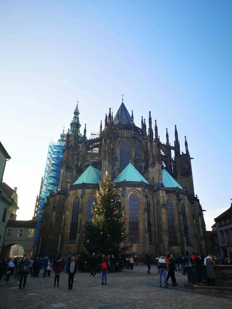 la Place de la cathédrale Saint-Guy